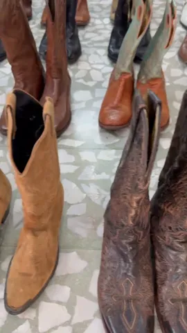 Cowboy Boots Mix High-Top 50 Pairs