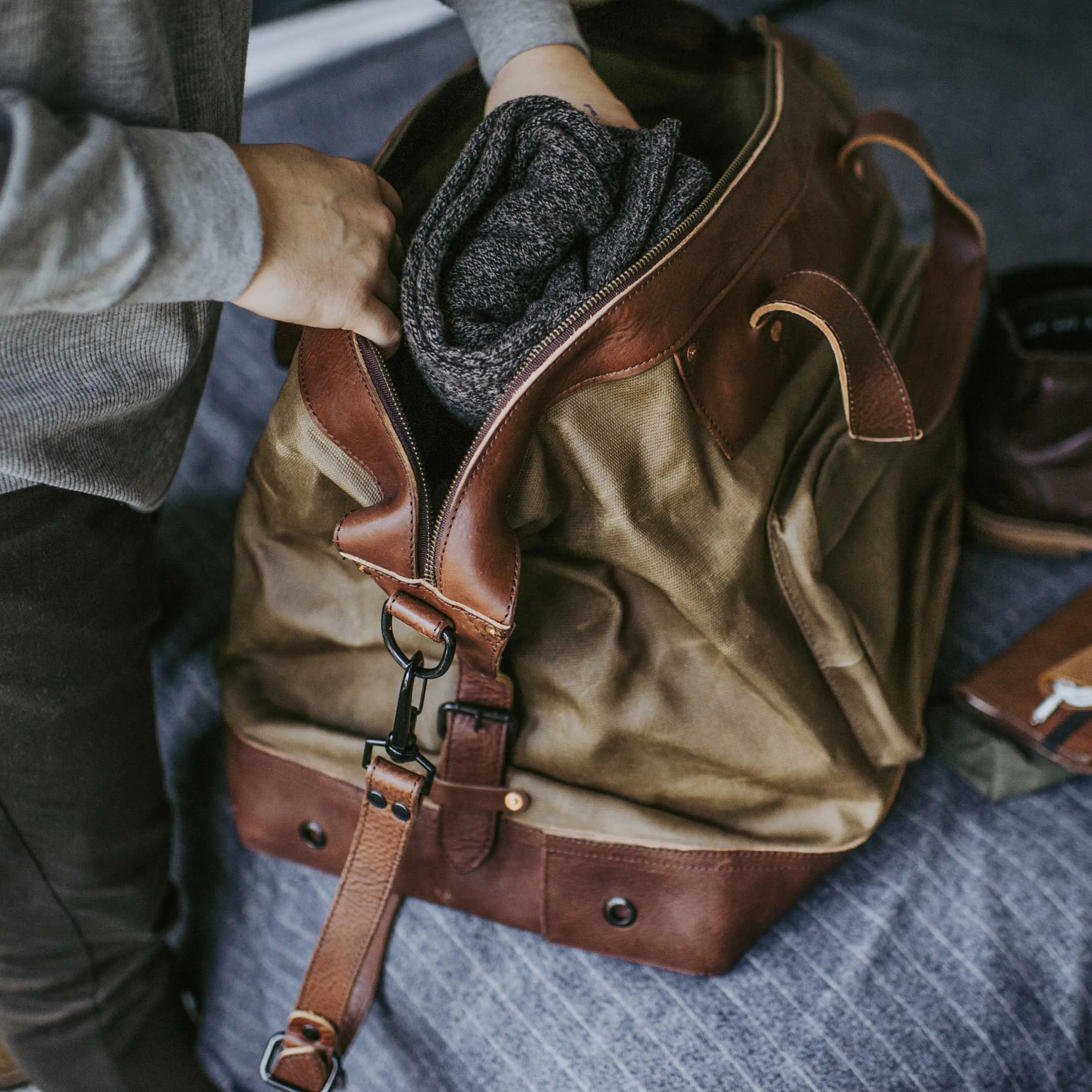 Dakota Waxed Canvas Oversized Weekend Bag | Field Khaki w/ Chestnut Brown Leather