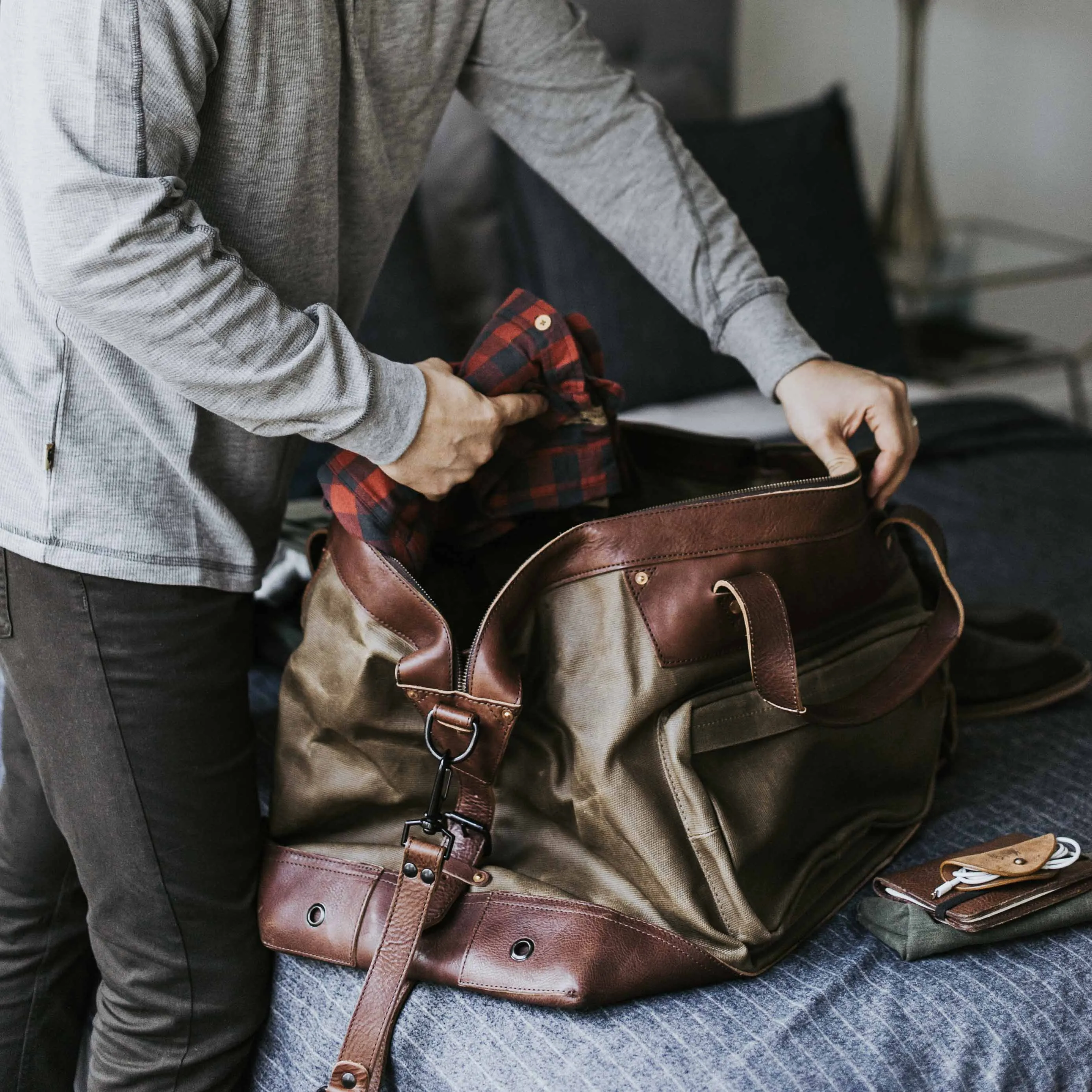 Dakota Waxed Canvas Oversized Weekend Bag | Field Khaki w/ Chestnut Brown Leather