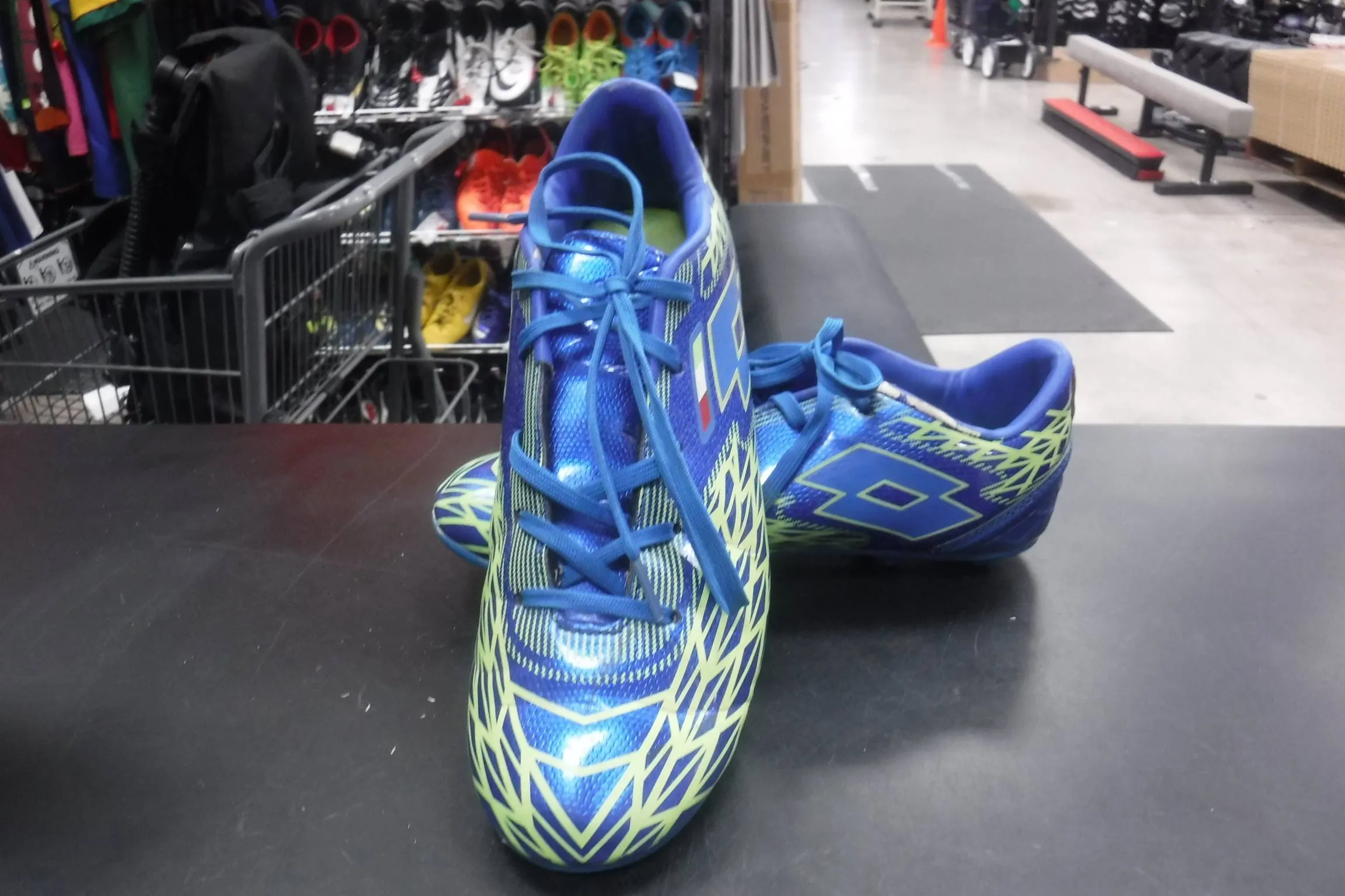 Used Lotto Forza II Jr Soccer Cleats Size 5